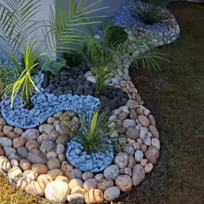 Small details make a big difference. We use decorative pebbles in different colors and sizes to create beautiful, low-maintenance designs and patterns within the garden beds.