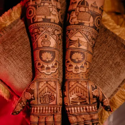 A classic bridal design crafted with traditional elements like elephants, dhol (drums), kalash (pots), and wedding knots. This regal design is rich in symbolism and beauty.