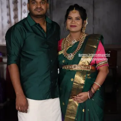 The beautiful mom-to-be, Bhagya, at her baby shower. For one of her looks, she chose a traditional temple jewellery set to go with her dark green silk saree.