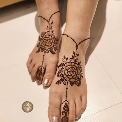 Henna isn't just for hands. This is a simple and beautiful floral design for the feet, connecting from the ankle to the toe like a delicate piece of jewelry.