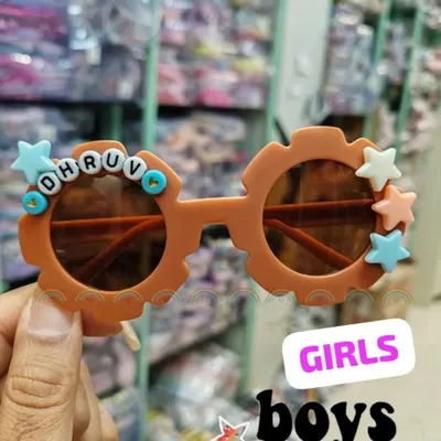 These fun, gear-shaped sunglasses are perfect for boys and girls aged 1 to 6. They are unisex, offer UV protection, and can be personalized with a name and star charms.