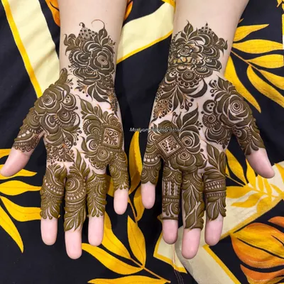 A beautiful floral design for the back of the hands. This kind of siders mehendi is perfect for guests at a wedding or for festivals, offering a full look that isn't as heavy as a bridal design.