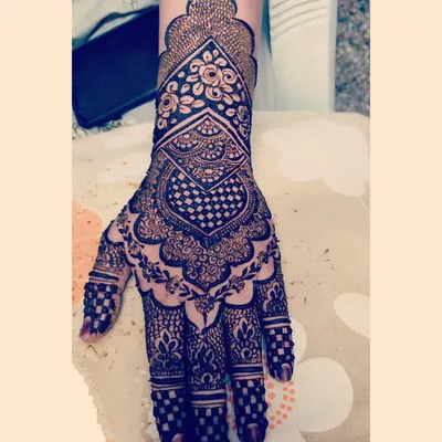 A classic and intricate design for the back of the hand, featuring a beautiful blend of traditional Indian patterns.