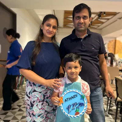 A beautiful family portrait from our Father's Day workshop. The son is proudly holding the personalized plate he painted, a wonderful gift and a memory of time spent together.