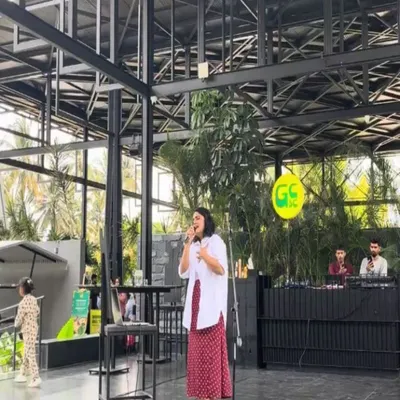 A shot from a fantastic Sunday gig. I love interacting with the crowd, and this performance had it all, including some tiny backup dancers. This is the kind of joy and confidence I want to help you find on stage.