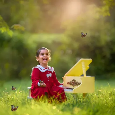 A little musician lost in a moment of pure joy. My themed photoshoots, like this one with a miniature piano and magical butterflies, are designed to create enchanting and memorable portraits.