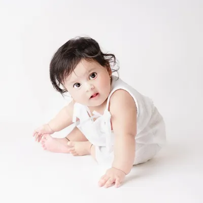 This little ball of snow is just perfect. An all-white, classic portrait like this is timeless and puts all the focus on the baby's adorable face and expression.