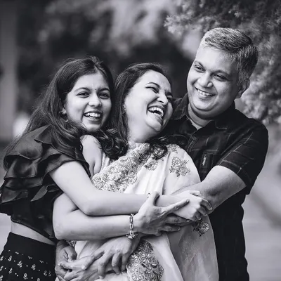 A perfect moment of family joy, captured in a candid black and white hug. This photo is all about genuine emotion and connection.