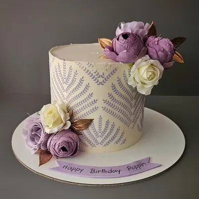 You can never go wrong with lilac. A beautiful chocolate truffle cake with a delicate stencil pattern and an arrangement of lilac and white sugar flowers.