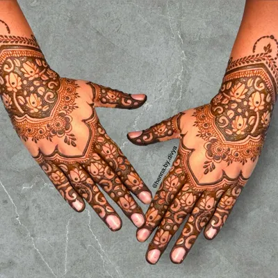 A classic and elegant back-hand design. The symmetrical pattern features a central floral and paisley motif that creates a beautiful shape on the hands.