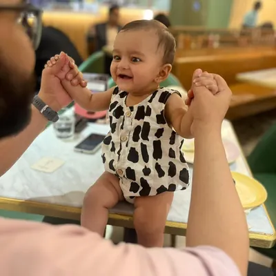 This black and white printed romper is a perfect example of style meeting comfort for infants. The clasp opening at the bottom makes diaper changes a breeze, and the soft cotton is gentle on your baby's skin.