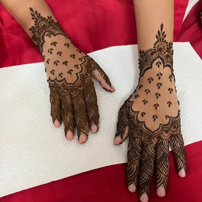 A stunning example of a "jaali" or net design, where the negative space is filled with delicate dots. I teach the technique for this intricate look.