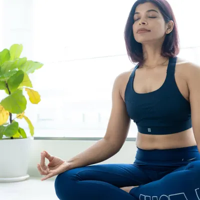 It all begins with the breath. Before we even touch the hammocks, we take time to center ourselves with mindfulness exercises and seated meditation. This practice helps you stay present and connect deeply with your body.
