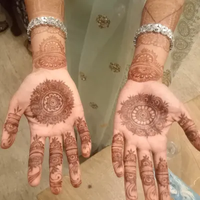 This 24-hour stain shows a beautiful mandala design, a popular choice for guests and festive events. The symmetry and clean lines look stunning as the organic henna stain matures.