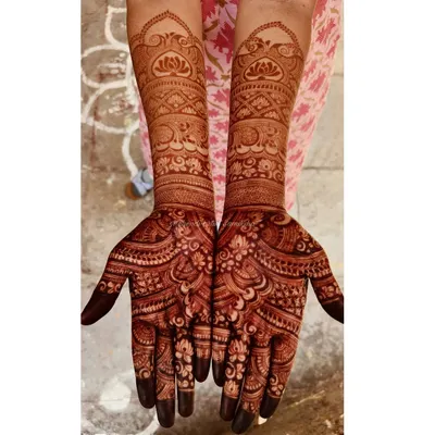 This is the beautiful, dark henna stain my client shared with me after her engagement. My natural henna paste develops into this rich, reddish-brown color, which looks stunning in photos.