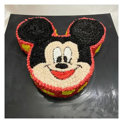 A classic Mickey Mouse face cake, created with detailed piping work. This 2kg cake is perfect for a nostalgic and fun birthday party.