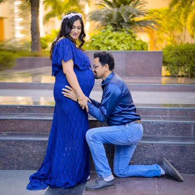 A classic and tender maternity pose. I shot this outdoors to use the soft, natural light, which is perfect for creating warm and emotional portraits.