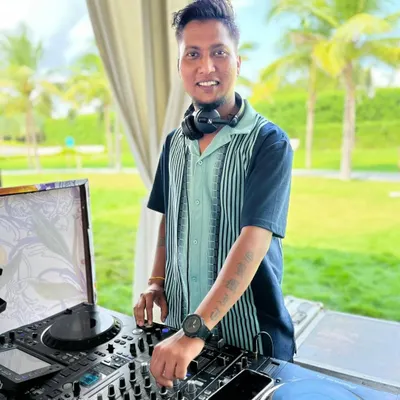 A portrait of me at an outdoor, daytime event. I am comfortable and experienced in playing in any setting, day or night.