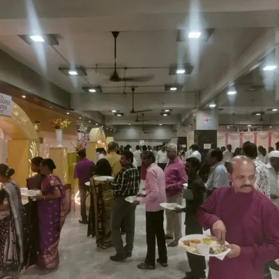 Guests lining up at the buffet during a large wedding for 950 people. My team ensures the service is smooth and organized, even with a large number of attendees.
