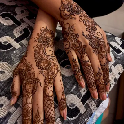 A beautiful non bridal design with a mix of floral and paisley patterns. The design covers the back of the hand and fingers, leaving some open space for a balanced look.