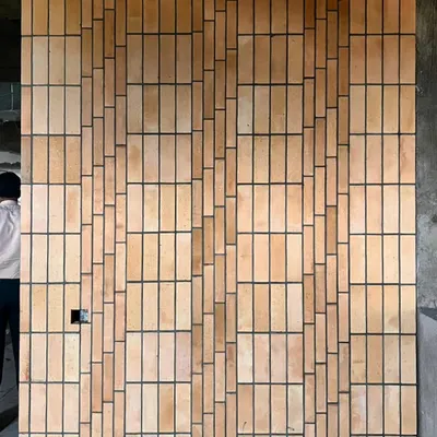 We treat material installation as an art form. Here, we are exploring a pixelated pattern with brickwork on-site to create a unique and dynamic feature wall.