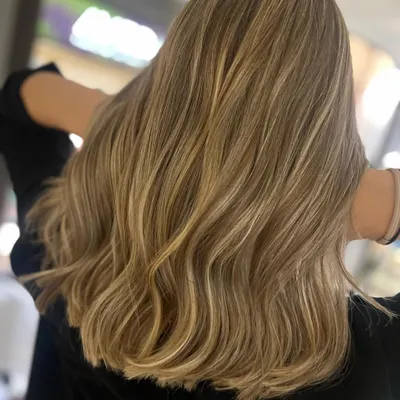 A stunning caramel blonde achieved with back-to-back foils for a beautifully blended and high-impact result. This is a perfect example of a rich, multi-dimensional blonde.