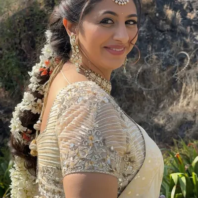 Sister of the groom, but make it a whole mood. This look is all about soft glam, clean blends, and lifted eyes for an effortless glow that lets her shine in her own spotlight.
