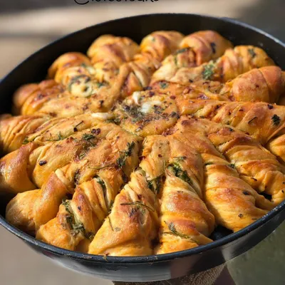 My star-shaped garlic pull-apart bread is perfect for gatherings. Each segment is easy to tear off and is loaded with a savory garlic and herb butter filling.