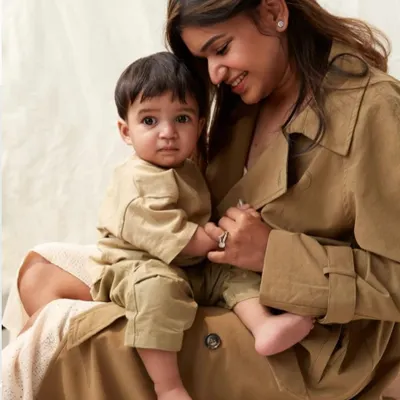 A quiet moment between a mother and her son during their family portrait session. I love focusing on these simple, unposed interactions, where the natural bond is the most beautiful part of the picture. This is the heart of my minimalist family photography.