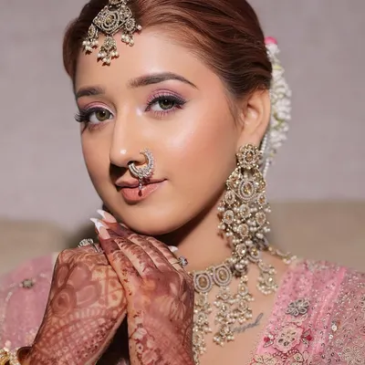 A beautiful pink monochromatic bridal look created by my student, Vishakha. In my course, you learn how to play with color to create harmonious and stunning looks that last all day.