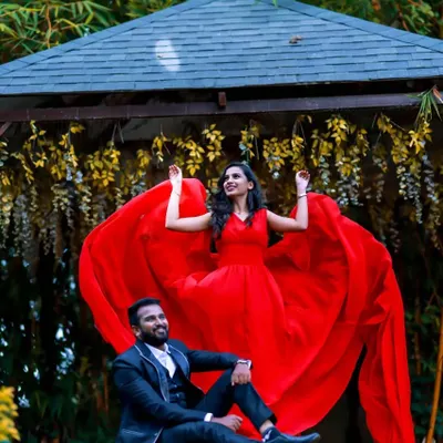 This is the magic of a flying gown. The vibrant red fabric creates a stunning heart shape, making it my top rental choice for romantic and dramatic pre-wedding photoshoots.