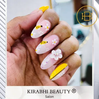 A perfect design for spring. This set features hand-painted bees, delicate daisies, and even a 3D flower charm for a fun, textured look.
