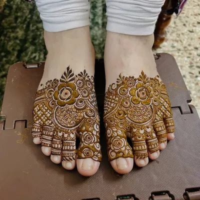 A matching pair of beautiful floral designs for the feet. Simple, elegant, and perfect for any occasion.