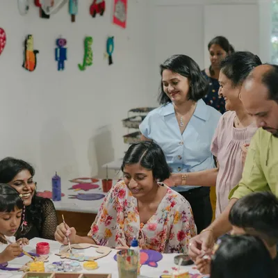 Looking to throw a memorable art party for your child's birthday? We handle everything from the creative activities and food to fun add-ons like magic shows, so you can relax and enjoy the celebration.