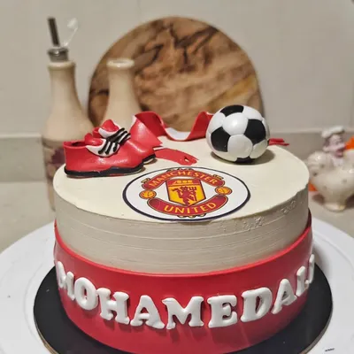 A cake for a true Manchester United fan. I included the iconic logo, a fondant scarf, and football boots to bring the theme to life. It’s a great custom birthday cake for any sports lover.