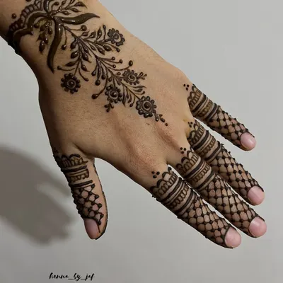 A beautiful Arabic floral vine design that wraps around the wrist like a corsage and trails down the back of the hand. The fingers are detailed with delicate net patterns.