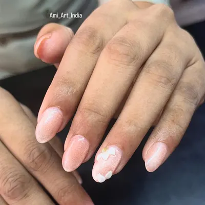 A subtle 3D flower on a shimmering base for a touch of elegance.