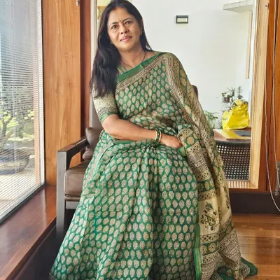 Here I am in a summer-perfect Kota silk saree. The fabric is so breezy and lightweight, with a beautiful block print that makes it feel special.