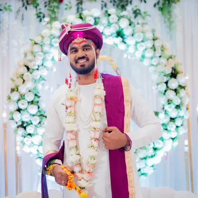 A handsome portrait of the groom, Naresh, in his traditional Maharashtrian wedding attire, complete with the turban (pheta) and mundavalya.