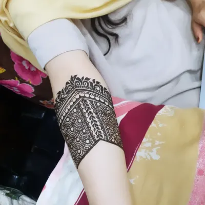 A close-up of the intricate armband I created as part of a larger engagement henna design.