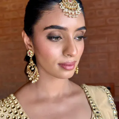 A classic bronzed glam look for a Sangeet. I used warm tones and a soft smokey eye to create this sun-kissed, 'glow getter' effect.