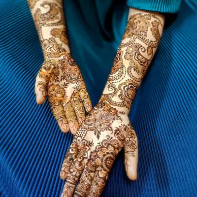 An elegant and intricate design that is perfect for a wedding guest or a festive party.