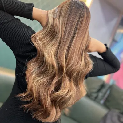 This beautiful brownish-blonde look with soft, warm tones was created entirely by students during a masterclass. This shows the back view, highlighting the seamless blend of colours.