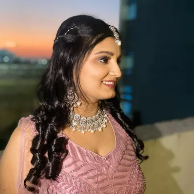 A beautiful Sangeet bride against a sunset backdrop. I created a glamorous look with smokey eyes and bold lips, perfect for a night of music and dancing.