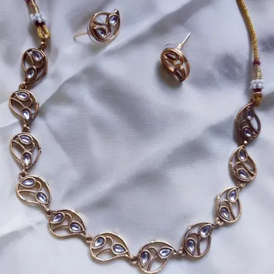 A simple and elegant kundan-style necklace with matching studs. This lightweight set is perfect for guests or for pre-wedding events.