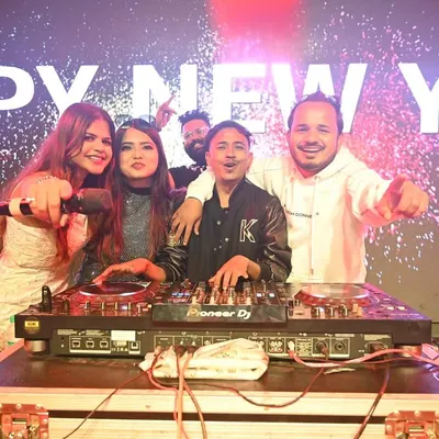 Ringing in the New Year with fellow artists and a massive crowd. I am available for New Year's Eve parties and other major holiday events.