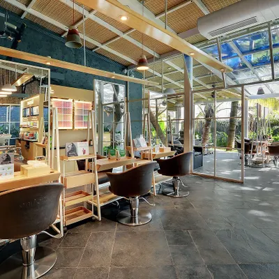 The Enrich Salon in Bangalore is a space designed to be surrounded by nature. We preserved an old bungalow and its verdant vegetation, creating a salon with therapeutic vibes. This styling area features an open, airy design with views of the lush garden.