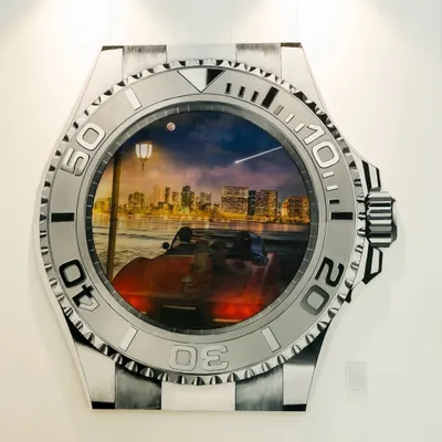 "Mumbai in Motion" is a striking lenticular artwork framed within an iconic watch. As you move, the scene transitions from the vibrant energy of Mumbai's days to the dazzling lights of its nights.