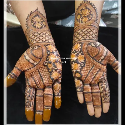 A beautiful example of a 'sider' design, which is typically less extensive than the bride's but still highly detailed. We learn how to scale designs appropriately for different members of the bridal party.
