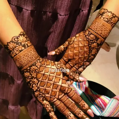 The front view of a popular design for the bride squad. The intricate diamond grid pattern is clean and balanced, offering a look that feels luxurious and modern for the hands that will be holding the bride up all day.